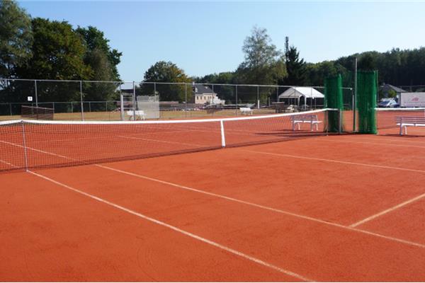 Aanleg kunstgras hockeyveld semi-water en 3 kunstgras tennisvelden Redcourt - Sportinfrabouw NV